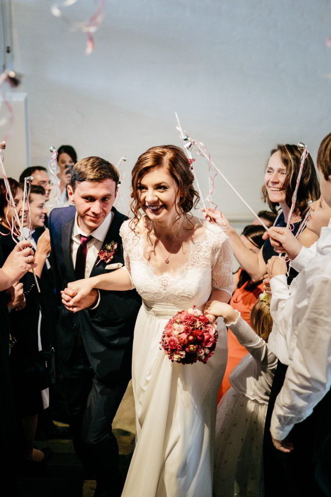 Hochzeitsgäste Spalier für Brautpaar im Residenzmuseum Celle