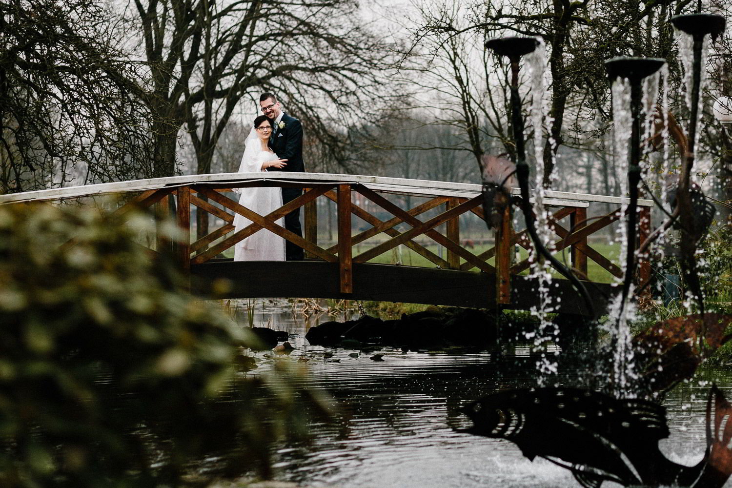 Hochzeitspaarfoto auf der Brücke
