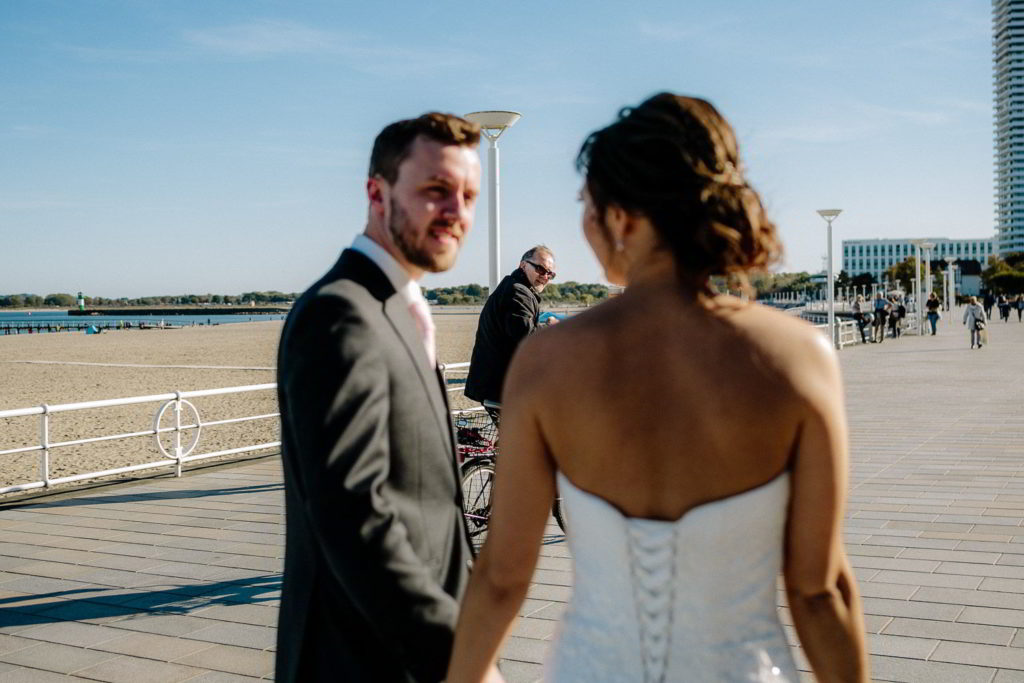 Brautpaar spaziert am Meer Travemünde