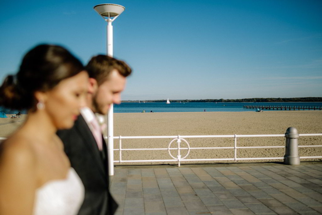 Brautpaar spaziert am Meer