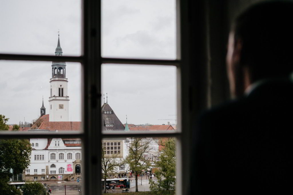 Bräutigam Pose vor dem Fenster im Residenzmuseum Celle