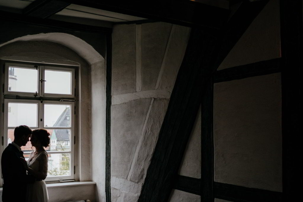 Brautpaar Pose vor dem Fenster im Residenzmuseum Celle