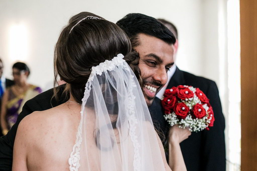 Gäste gratulieren der Braut neuapostolischen Kirche Hannover