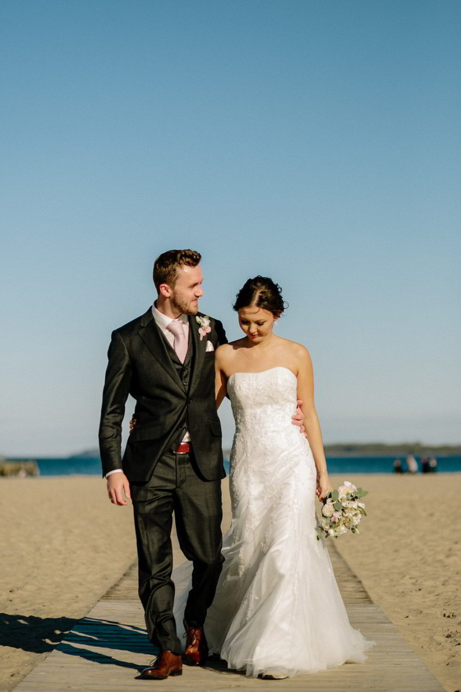 Brautpaar spaziert am Strand