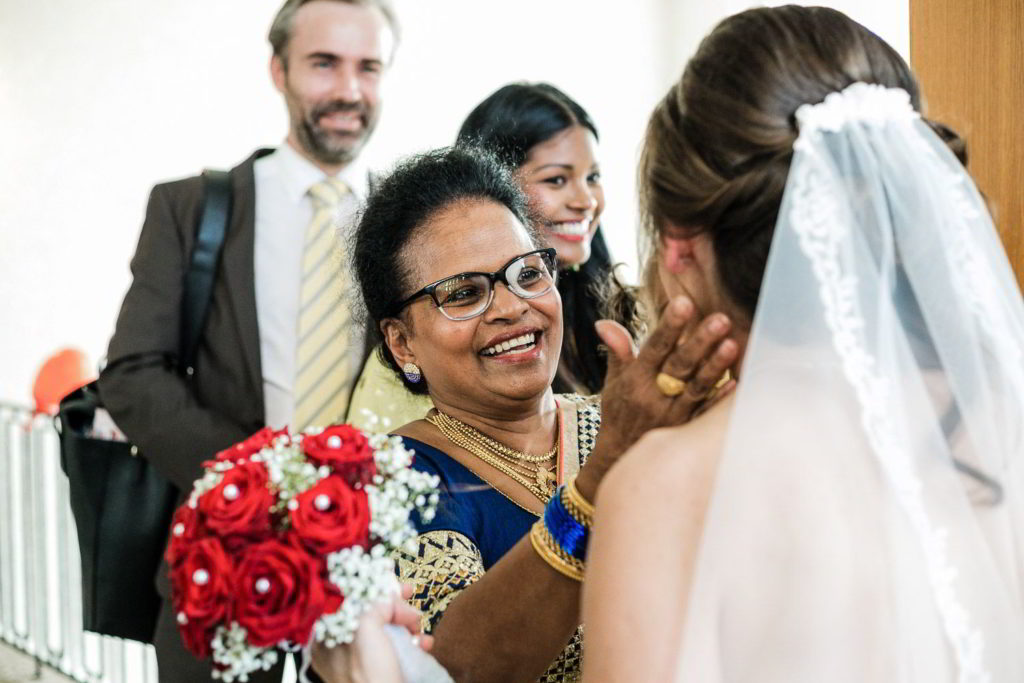 Gäste gratulieren der Braut neuapostolischen Kirche Hannover