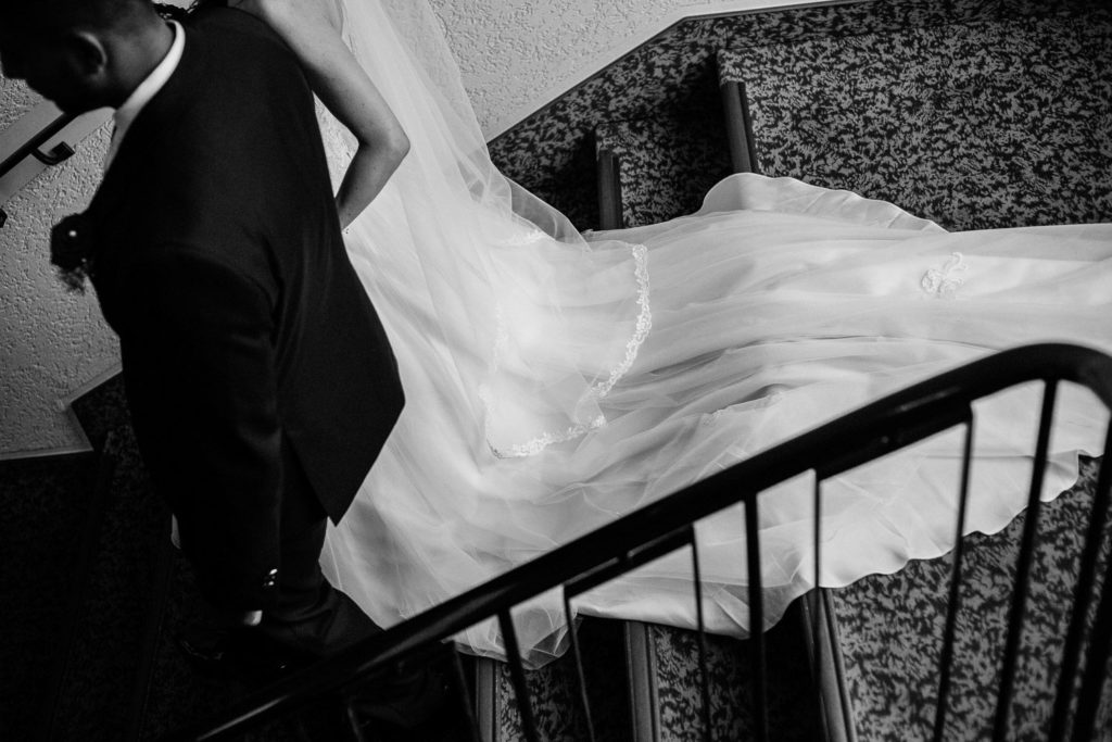 Trauung Braut geht Treppe runter neuapostolischen Kirche Hannover