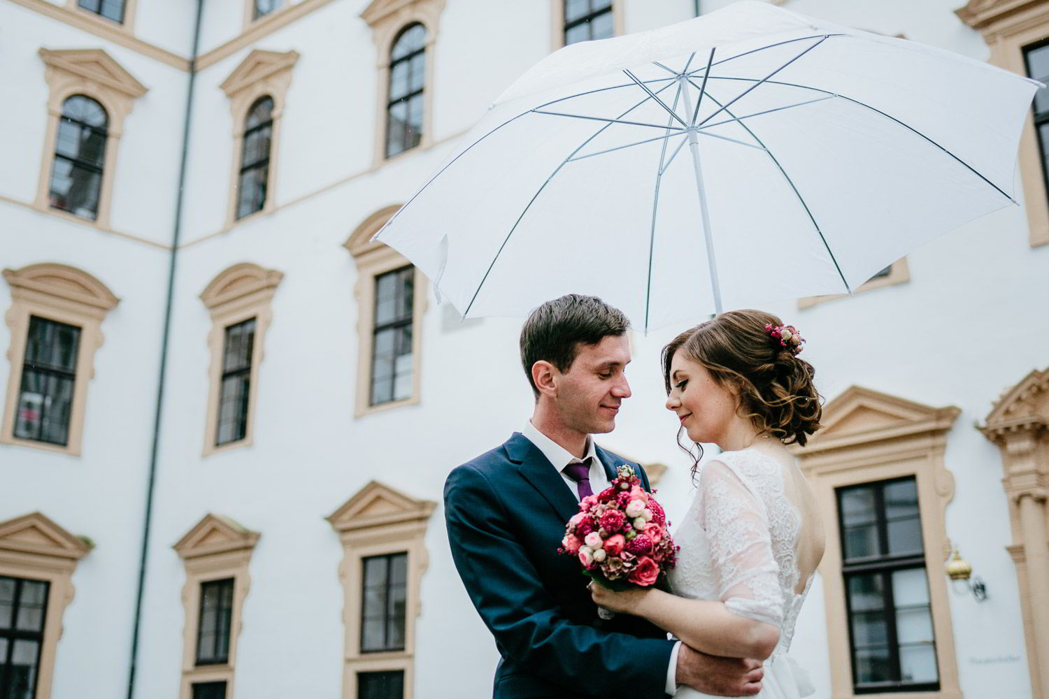 Brautpaar Pose mit Regenschirm im Residenzmuseum Celle