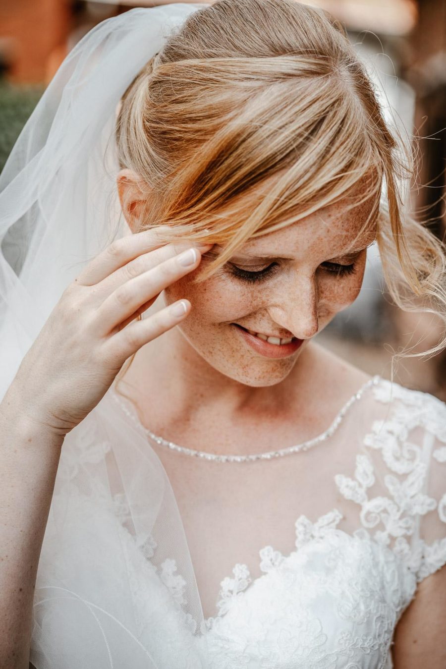Braut lächelt bei Fotoshooting