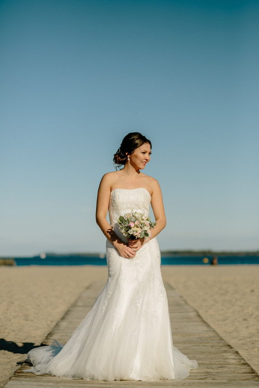 Braut mit Brautstrauß am Strand