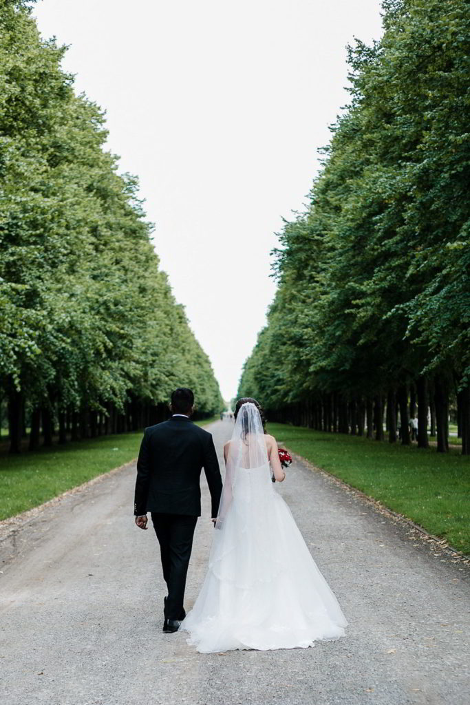 Brautpaar beim Gehen in Herrenhäuser Gärten Hannover