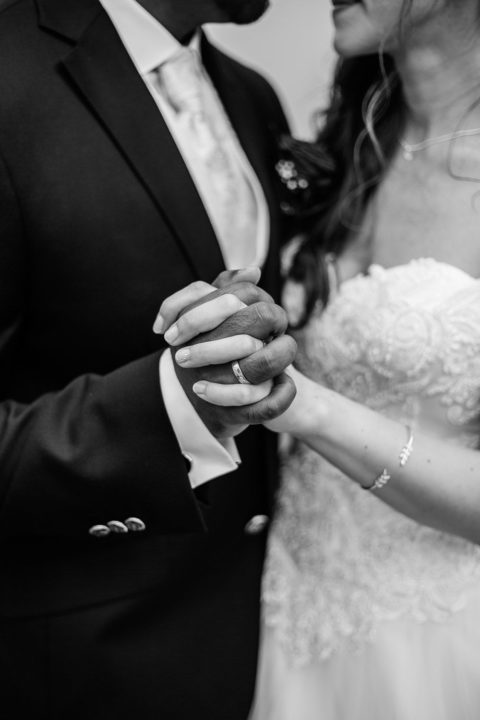 Brautpaar halten Hände in Herrenhäuser Gärten Hannover