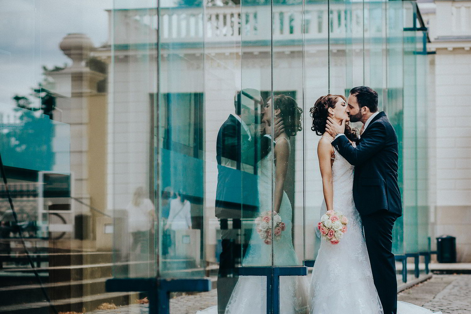 Brautpaar küsst sich in Herrenhäuser Gärten in Hannover