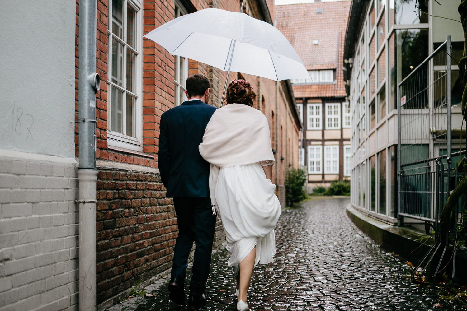 Brautpaar mit Regenschirm in Altstadt Celle