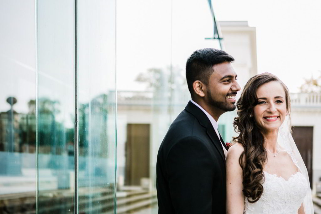 Brautpaar lächelt in Herrenhäuser Gärten Hannover