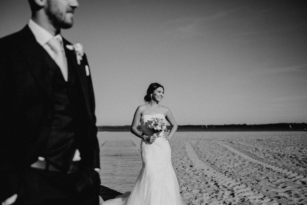 Brautpaar posieren am Strand