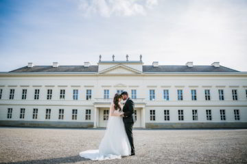 Brautpaar küsst unter Palme in Herrenhäuser Gärten Hannover