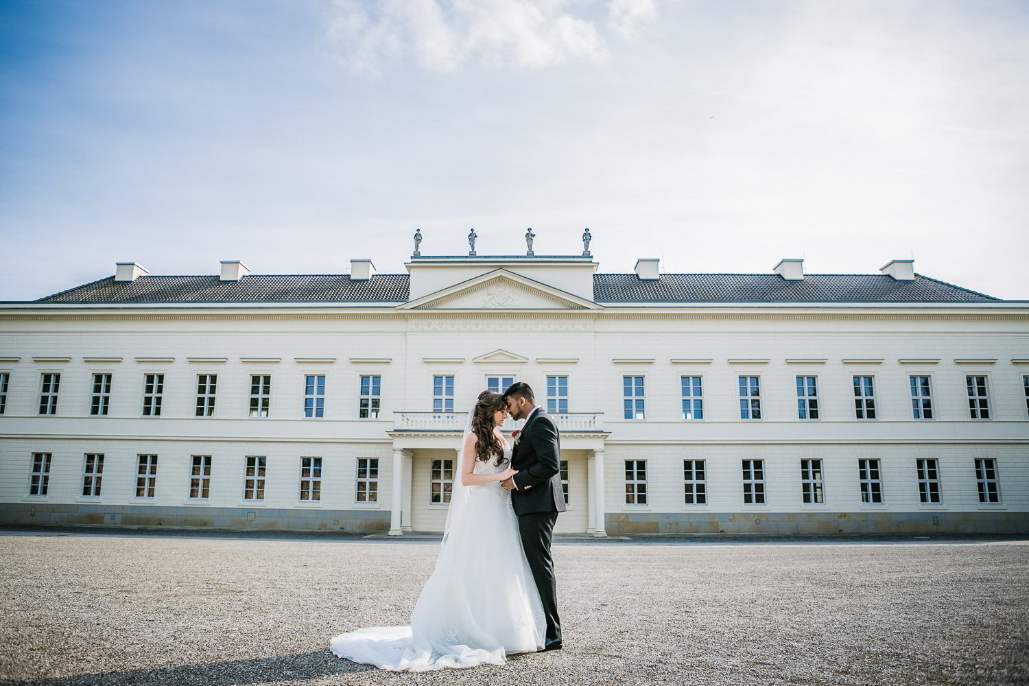 Brautpaar vor dem Eingang in Herrenhäuser Gärten Hannover