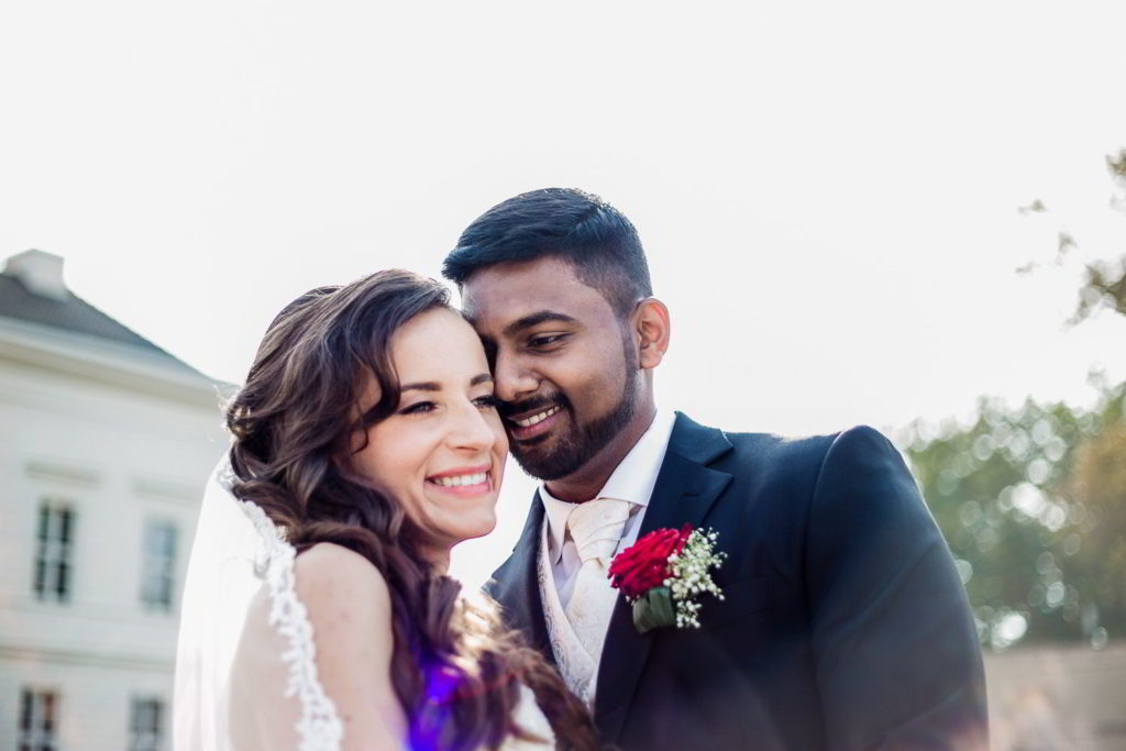 Braupaar lächelt in Herrenhäuser Gärten Hannover