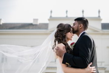 Brautpaar küsst sich in Herrenhäuser Gärten Hannover
