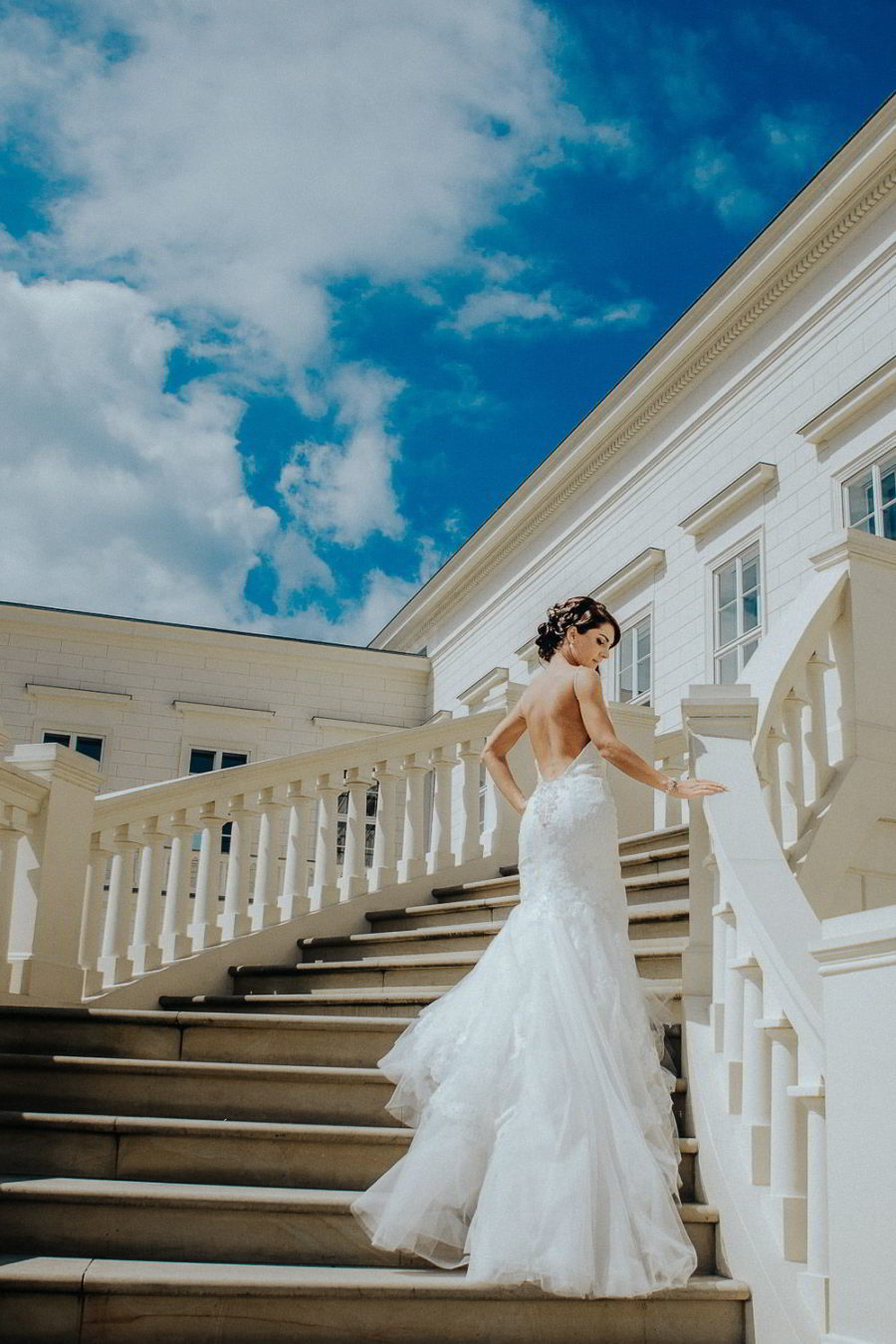 Braut auf der Treppe in Herrenhäuser Gärten in Hannover