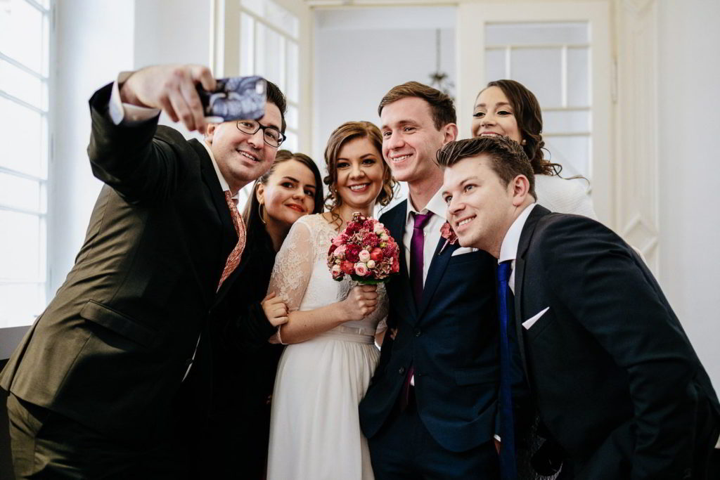 Selfie Hochzeitsgäste im Residenzmuseum Celle
