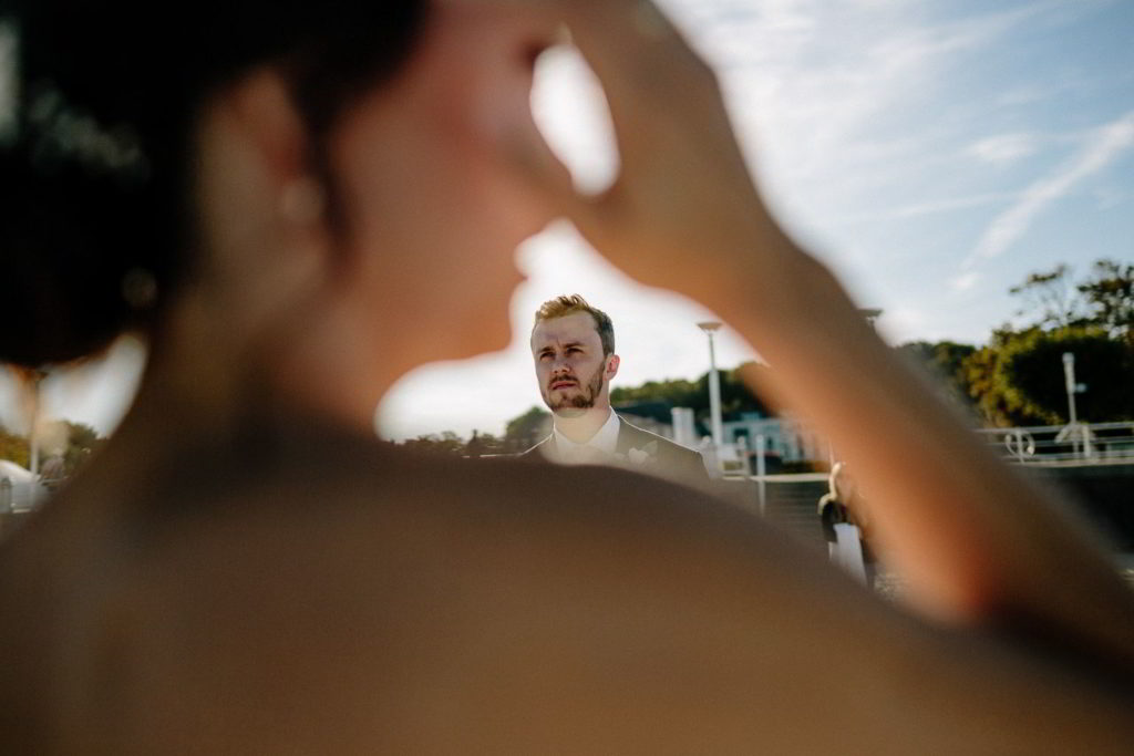 Bräutigam hinter Braut