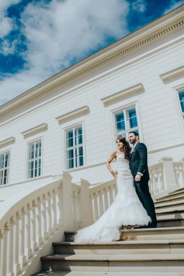 Brautpaar auf der Treppe in Herrenhäuser Gärten in Hannover