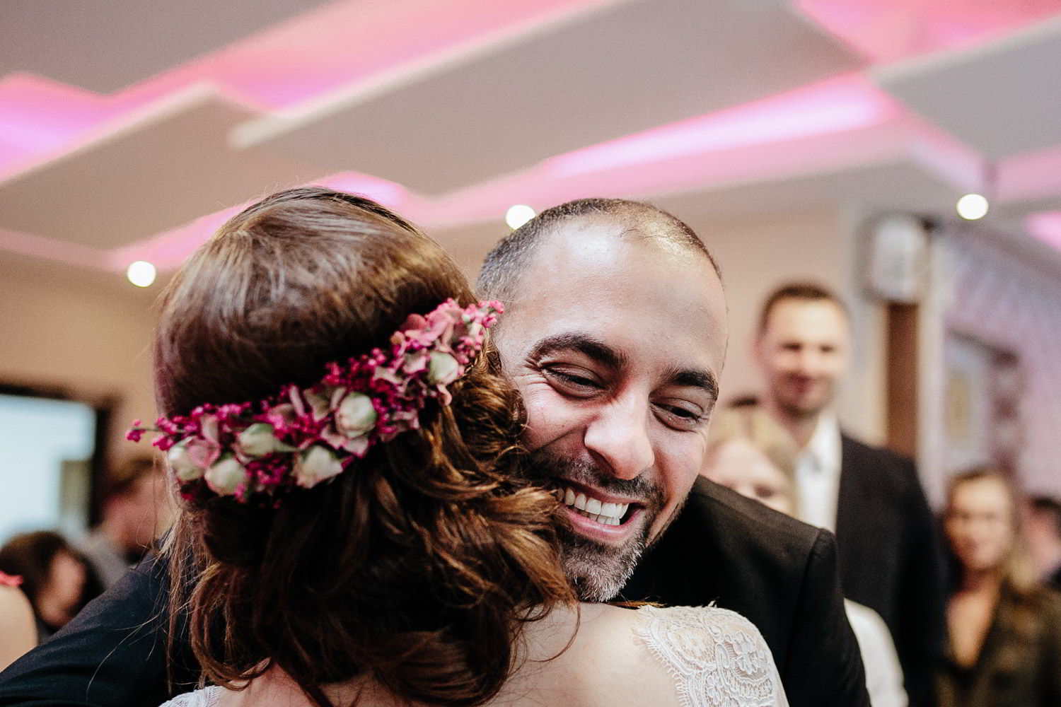 Hochzeitsgäste gratulieren im Restauraunt zur Heideblüte Hambühren