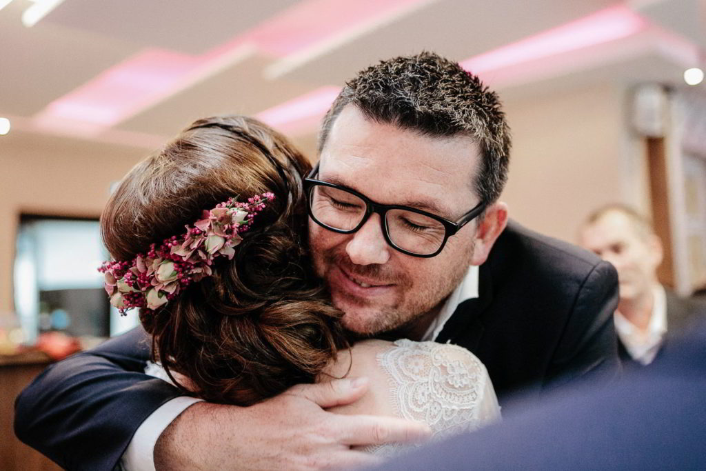 Hochzeitsgäste gratulieren im Restauraunt zur Heideblüte Hambühren