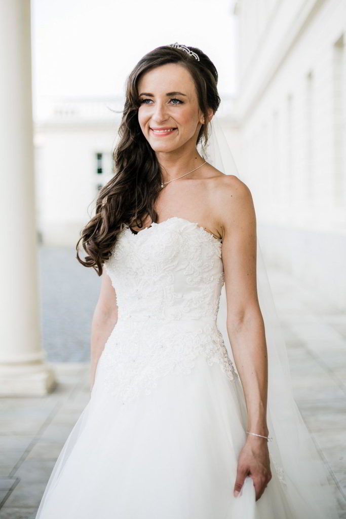 Braut lächelt in Herrenhäuser Gärten Hannover