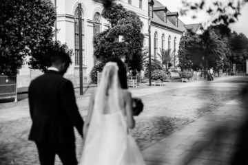 Braut lächelt in Herrenhäuser Gärten Hannover