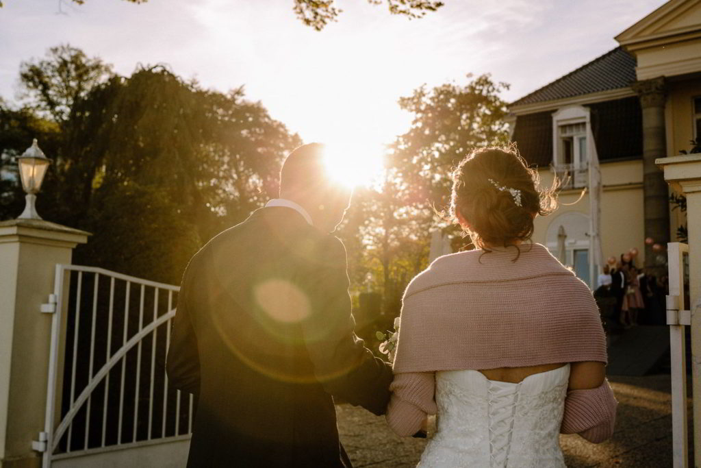 Brautpaar geht zur Hochzeitsgesellschaft