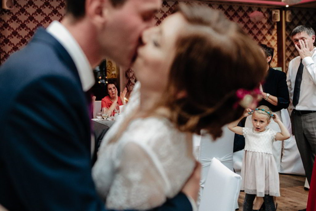 Brautpaar küsst sich im Restauraunt zur Heideblüte Hambühren