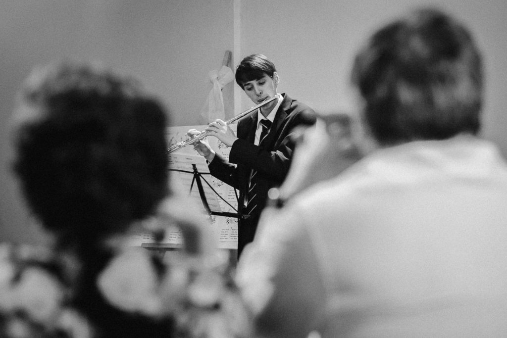 Hochzeitsgast spielt Flötte im Restauraunt zur Heideblüte Hambühren