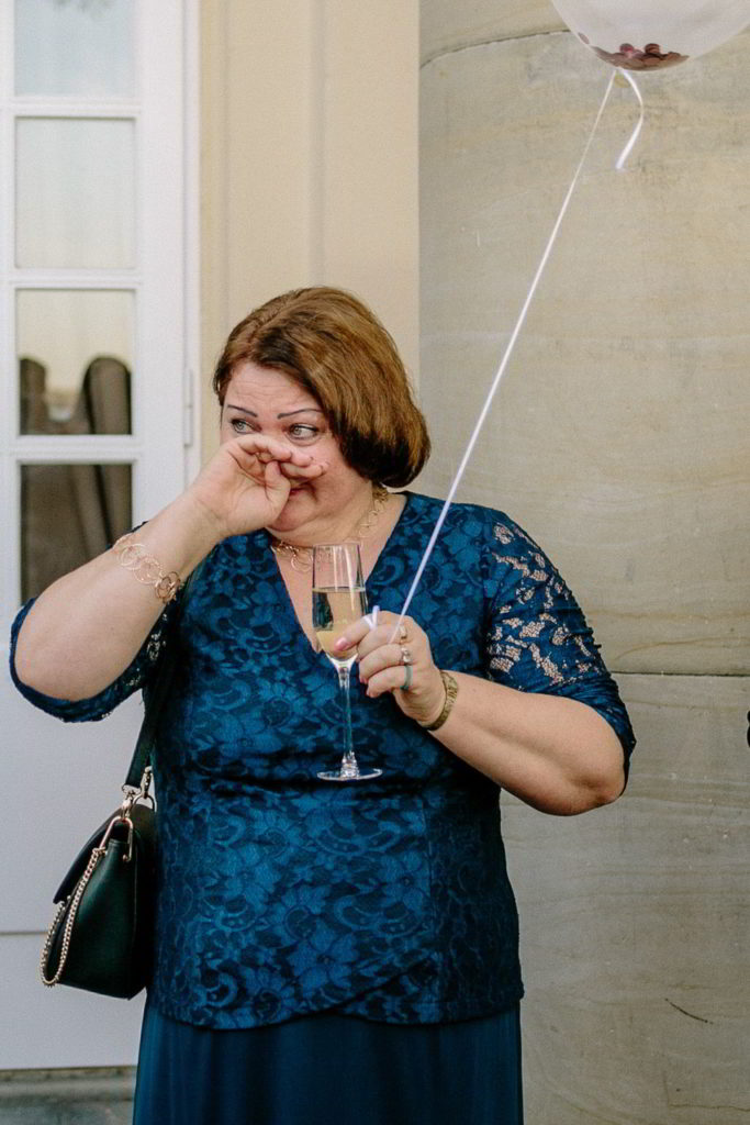 Mutter von Braut weint