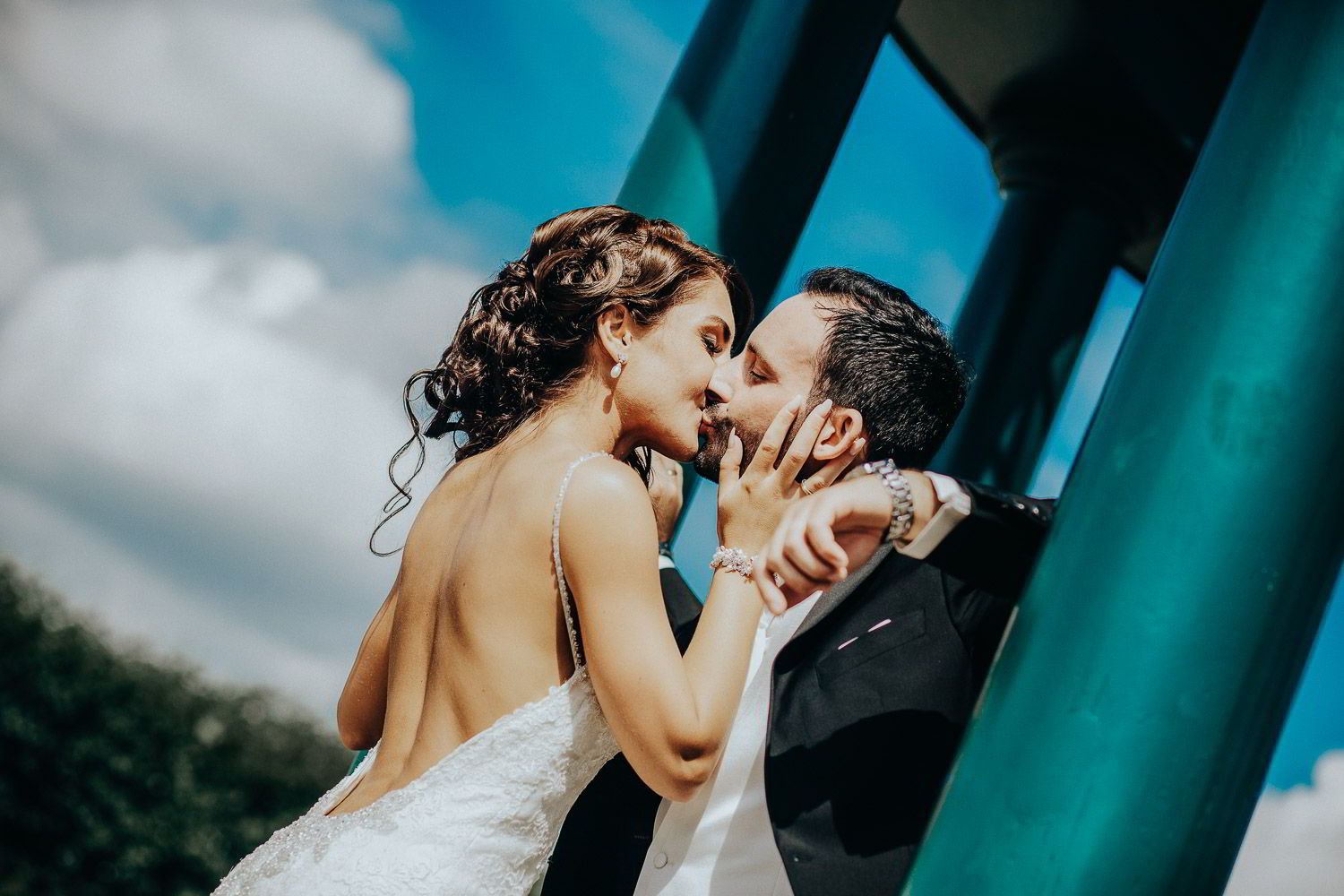 Brautpaar küsst sich in Herrenhäuser Gärten in Hannover