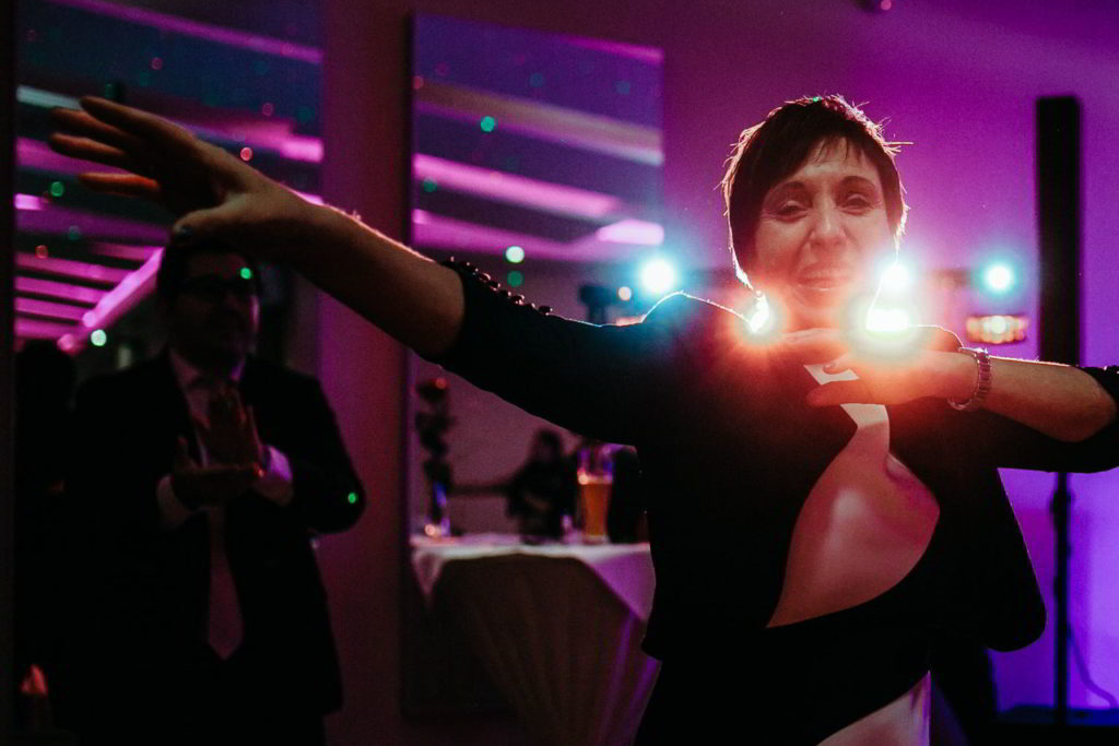 Hochzeitsgäste tanzen im Restauraunt zur Heideblüte Hambühren