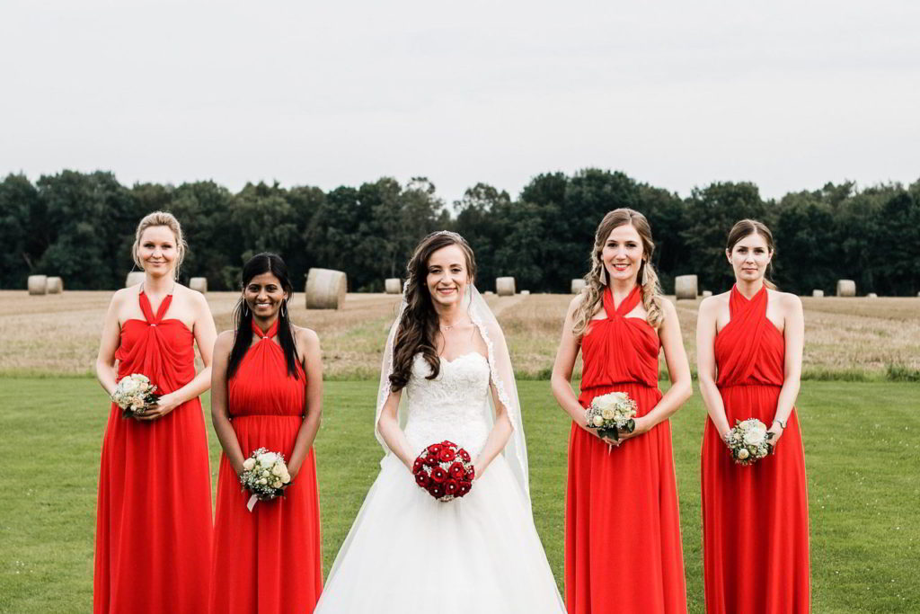 Brautjungfer mit Braut im Hotel Hennies Hannover