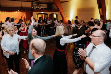 Braut tanzt eine Polonaise
