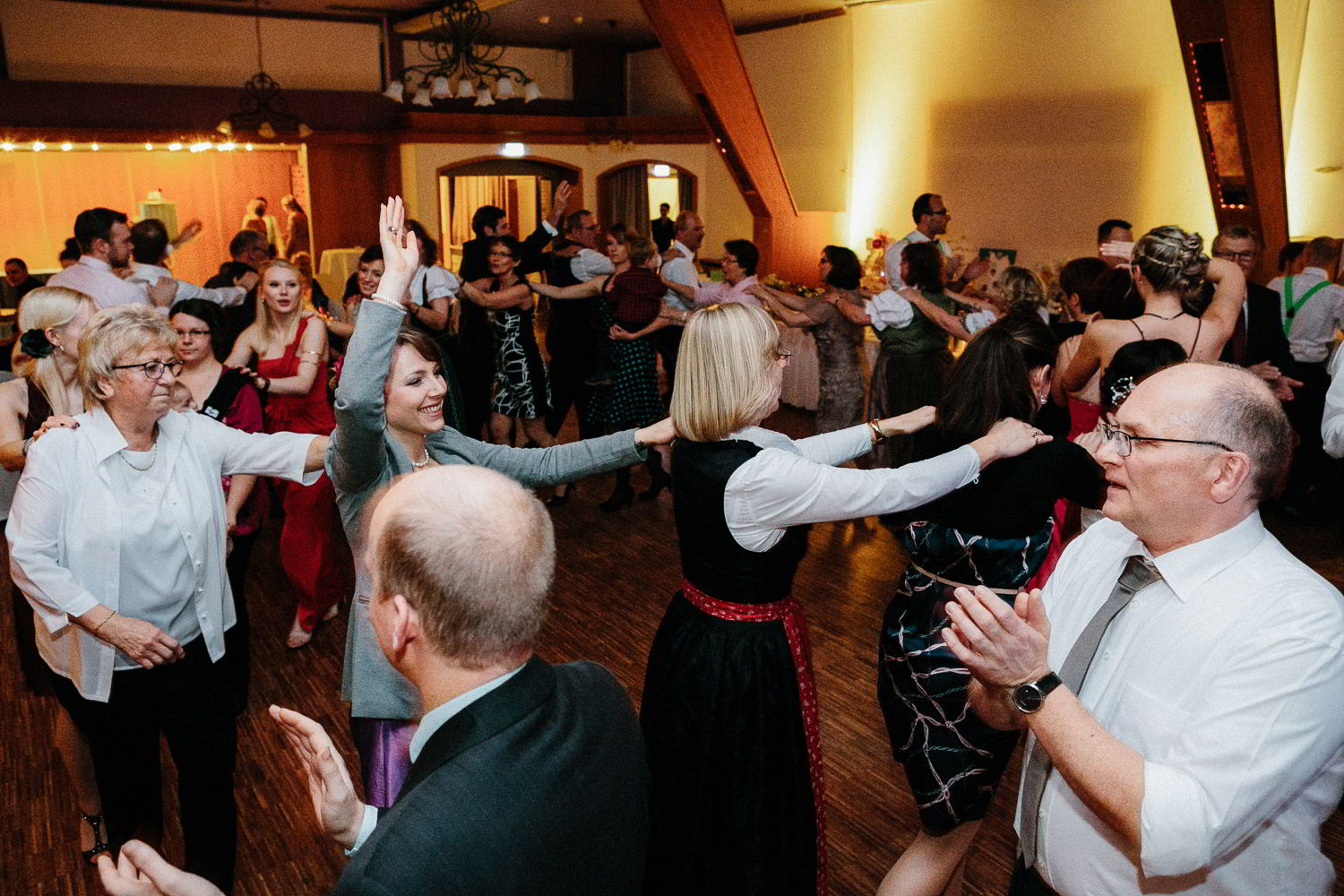 Hochzeitsgäste tanzen eine Polonaise