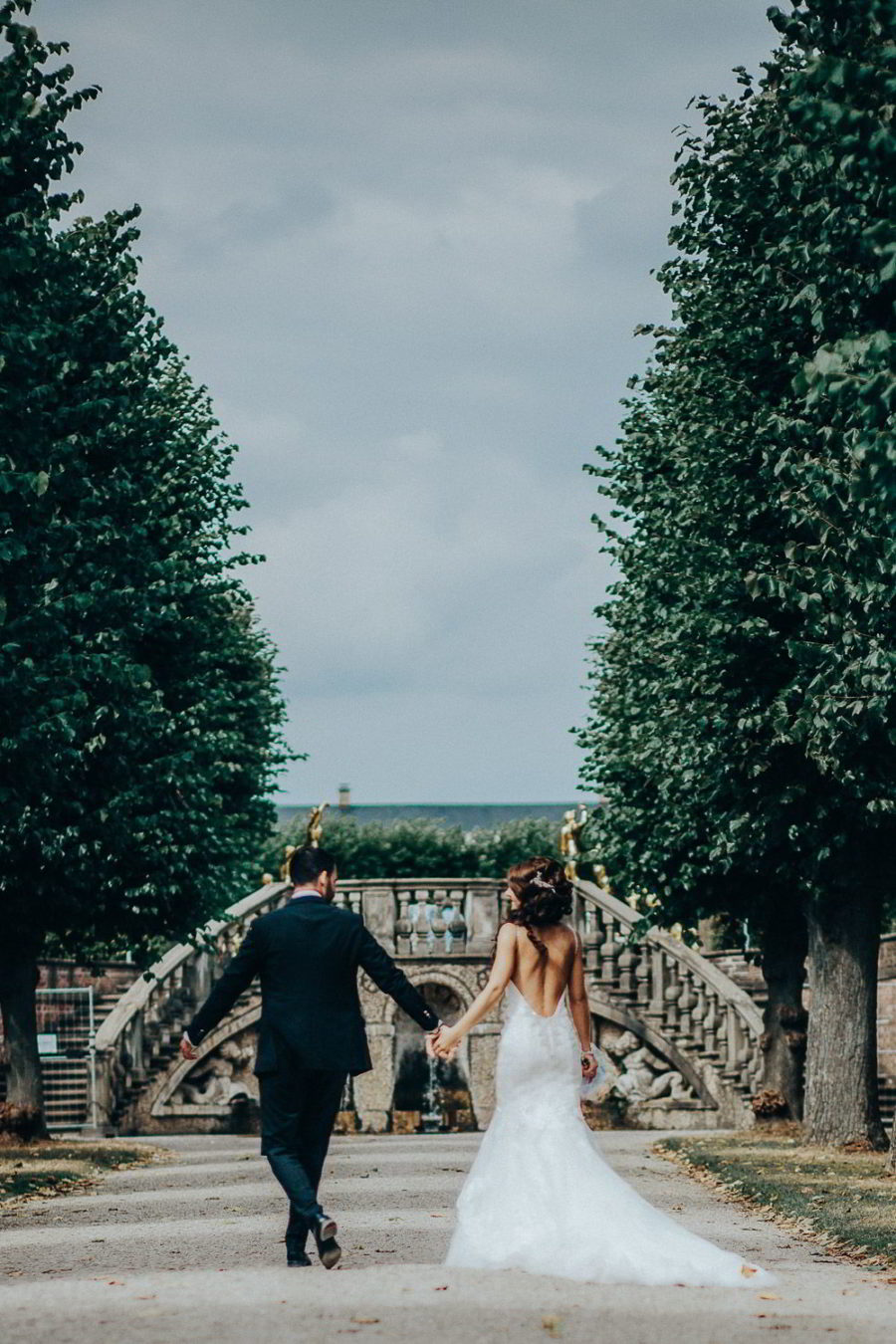 Brautpaar spaziert in Herrenhäuser Gärten in Hannover