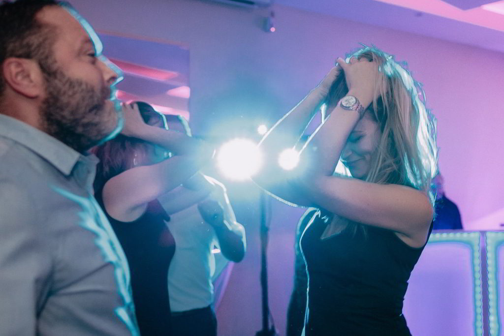 Hochzeitsgäste tanzen zur Heideblüte Hambühren