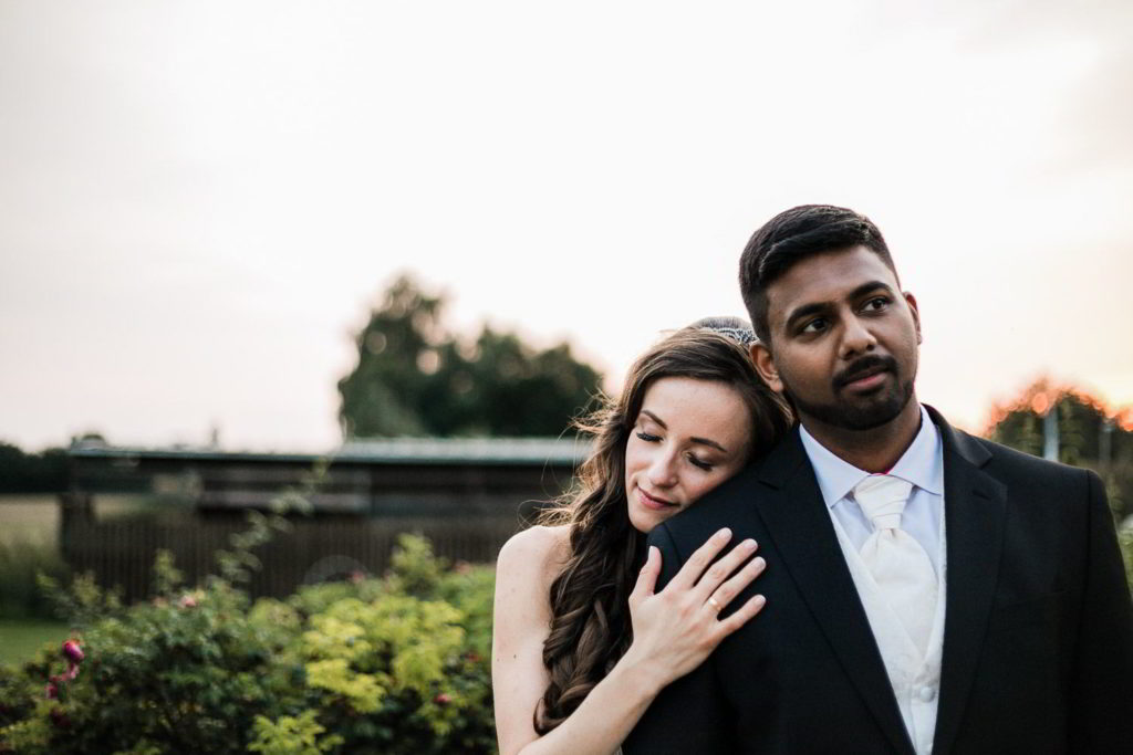 Brautpaar Pose im Sonnenuntergang im Hotel Hennies Hannover