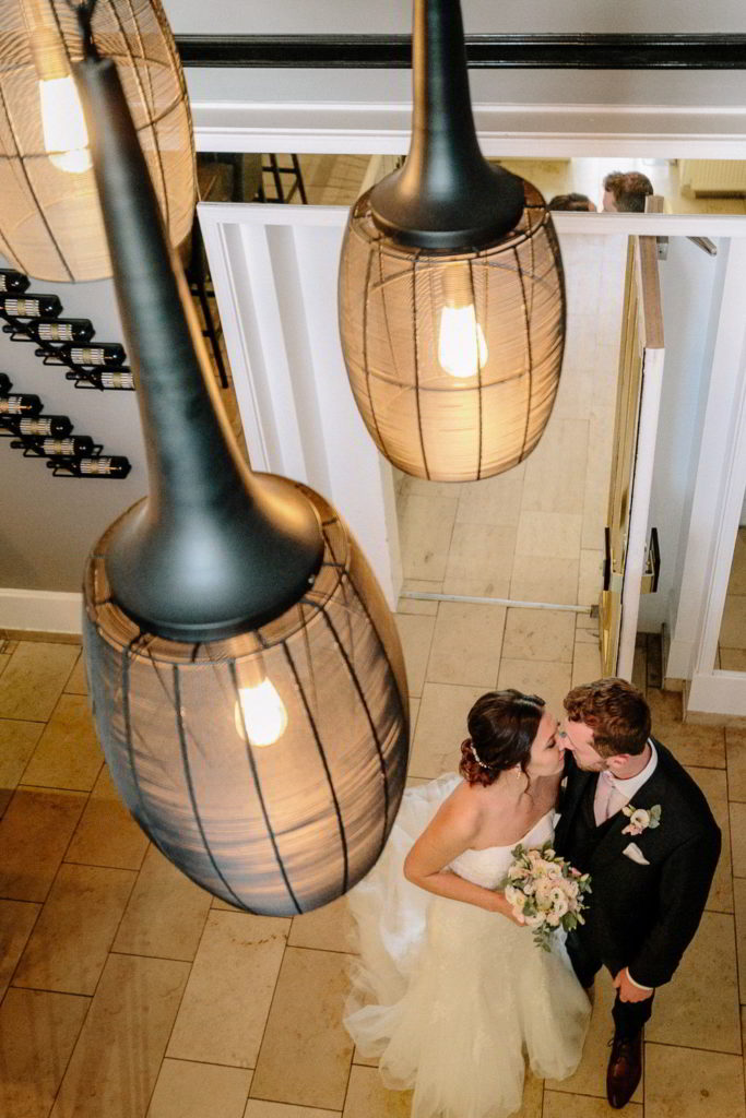 Brautpaarfoto unter den Lampen