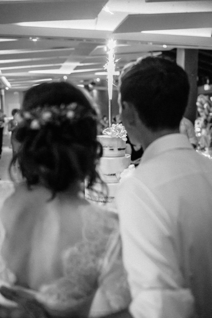 Brautpaar vor der Hochzeitstorte zur Heideblüte Hambühren