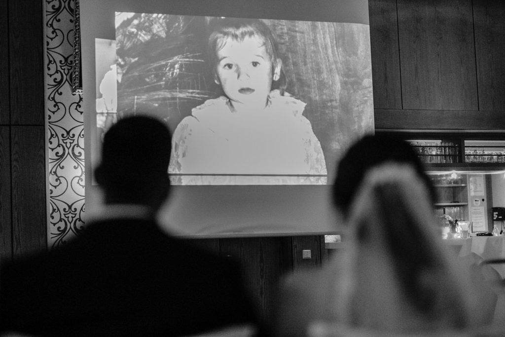 Brautpaar vor einem Beamer im Hotel Hennies Hannover