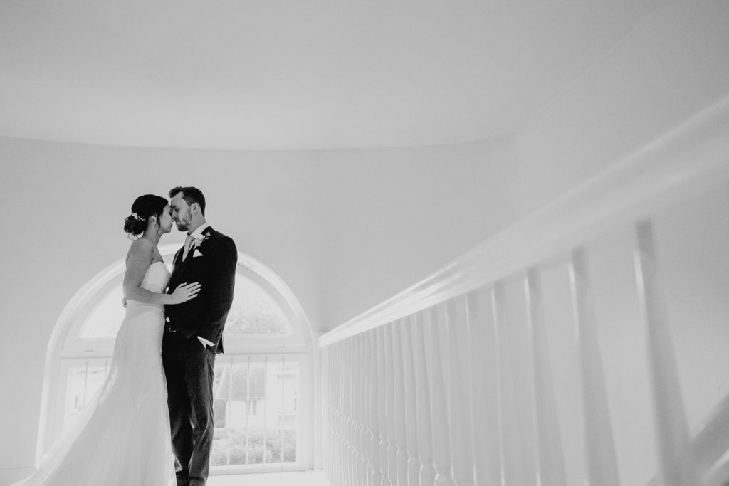 Brautpaarfoto vor dem Fenster