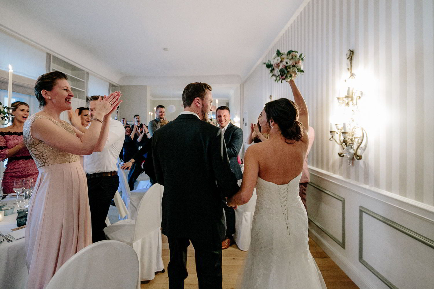Hochzeitspaar Einmarsch in Saal Villa Mare