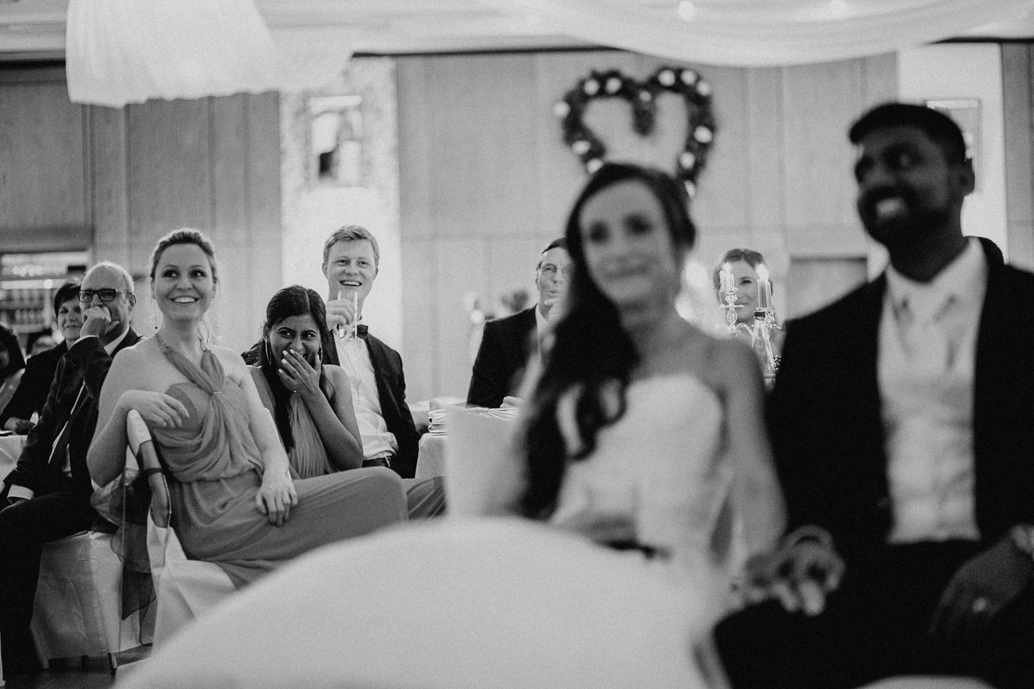 Brautpaar mit Hochzeitzeitsgästen lacht im Hotel Hennies Hannover