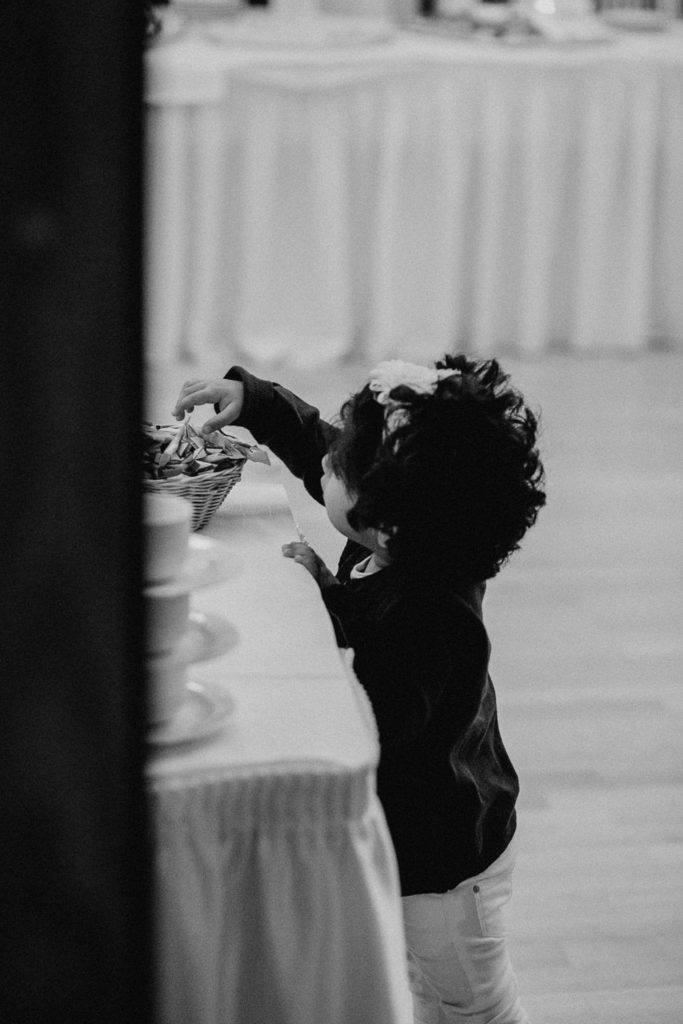 Kind nimmt Süßigkeiten vom Buffet Hotel Hennies Hannover